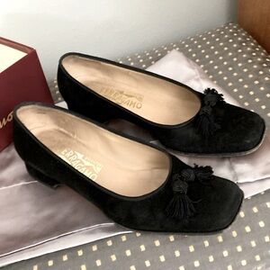 Vintage Ferragamo low heeled suede pumps